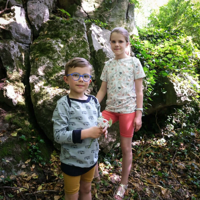 Enfants portant le LITCHI : t-shirt, sweat et robe en un patron, dans une forêt, patron de couture pdf à télécharger pour 0 à 12 ans.