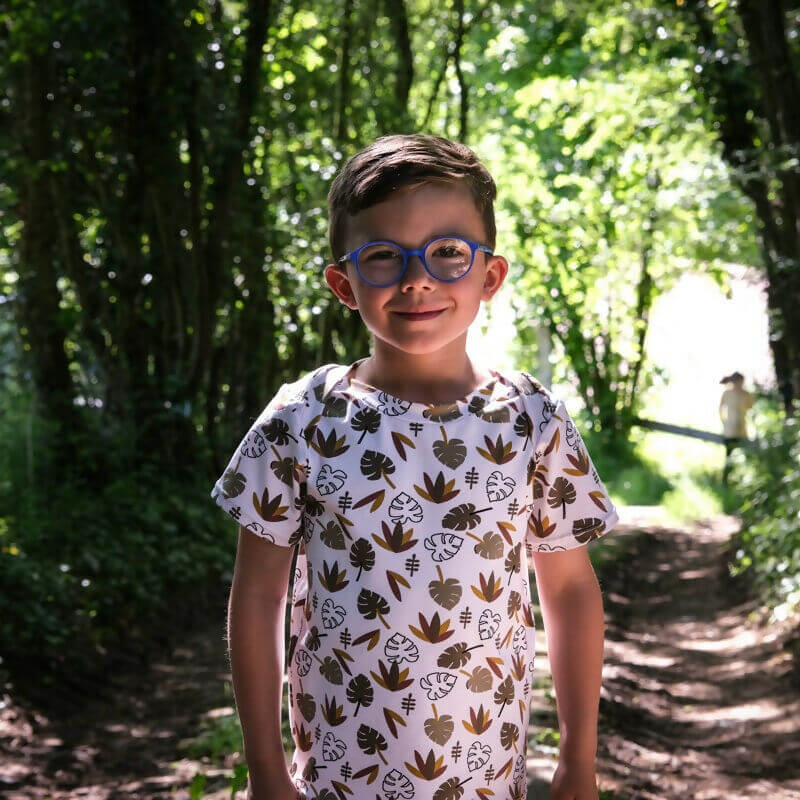 Garçon portant une tenue réalisée avec LITCHI : t-shirt, sweat et robe en un patron, patron de couture pdf à télécharger.