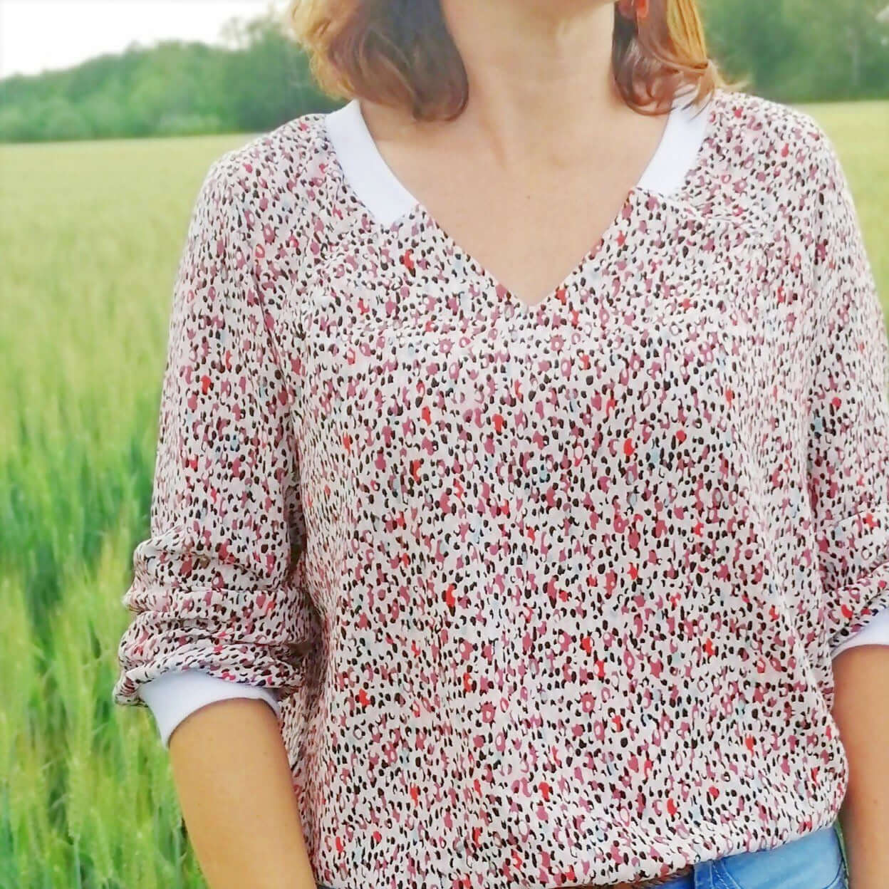 Modèle La Blouse CYCLADINE du 34 au 52 en tissu imprimé, patron de couture pdf à télécharger.