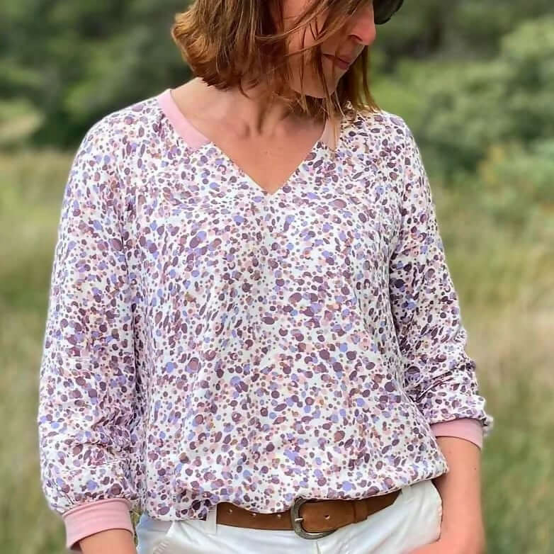 La Blouse CYCLADINE du 34 au 52, blouse femme sport-chic avec motifs, patron de couture pdf à télécharger.