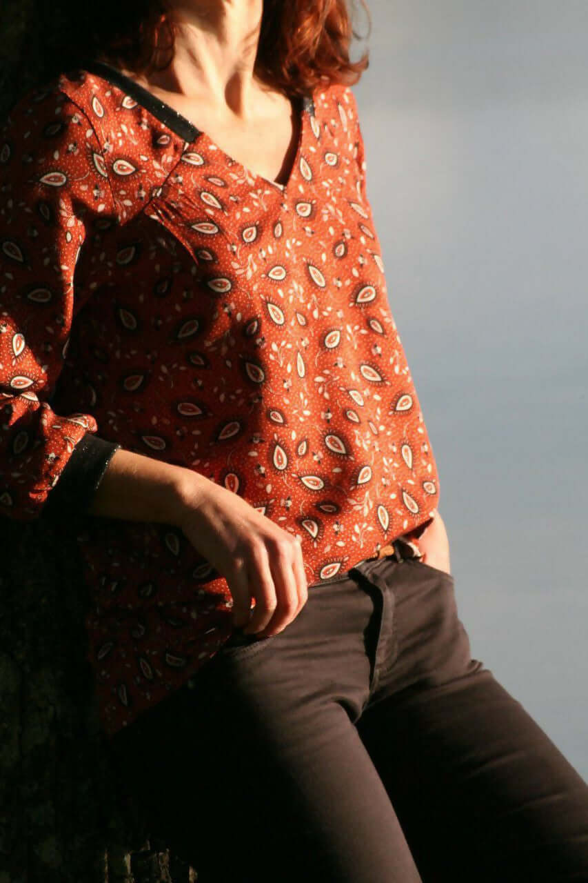 La Blouse CYCLADINE du 34 au 52, blouse femme avec un motif rouge et noir, confort et élégance.