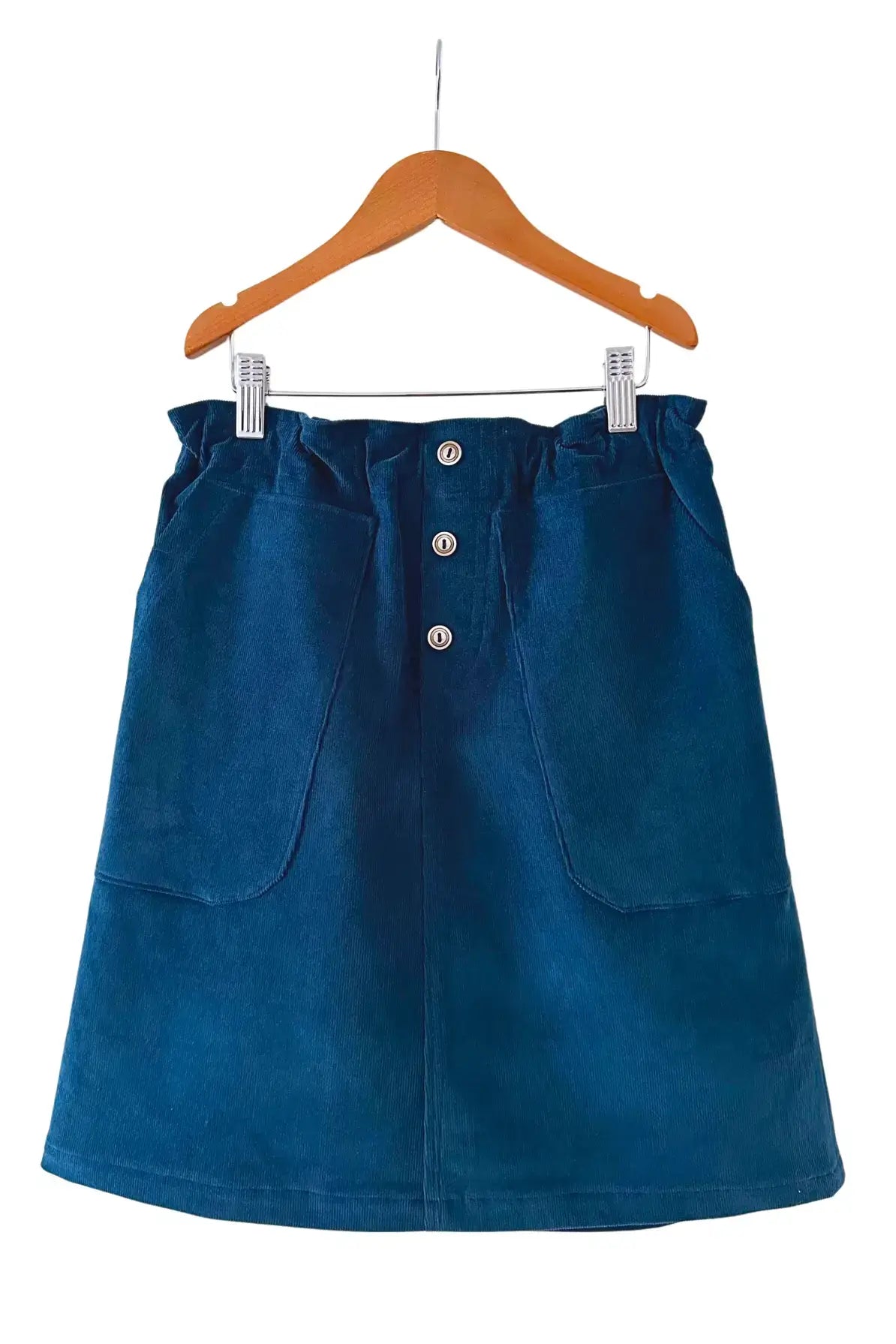 La Jupe Chabichou en 11 tailles patron de couture pdf à télécharger, jupe bleue sur cintre avec boutons et poches avant.