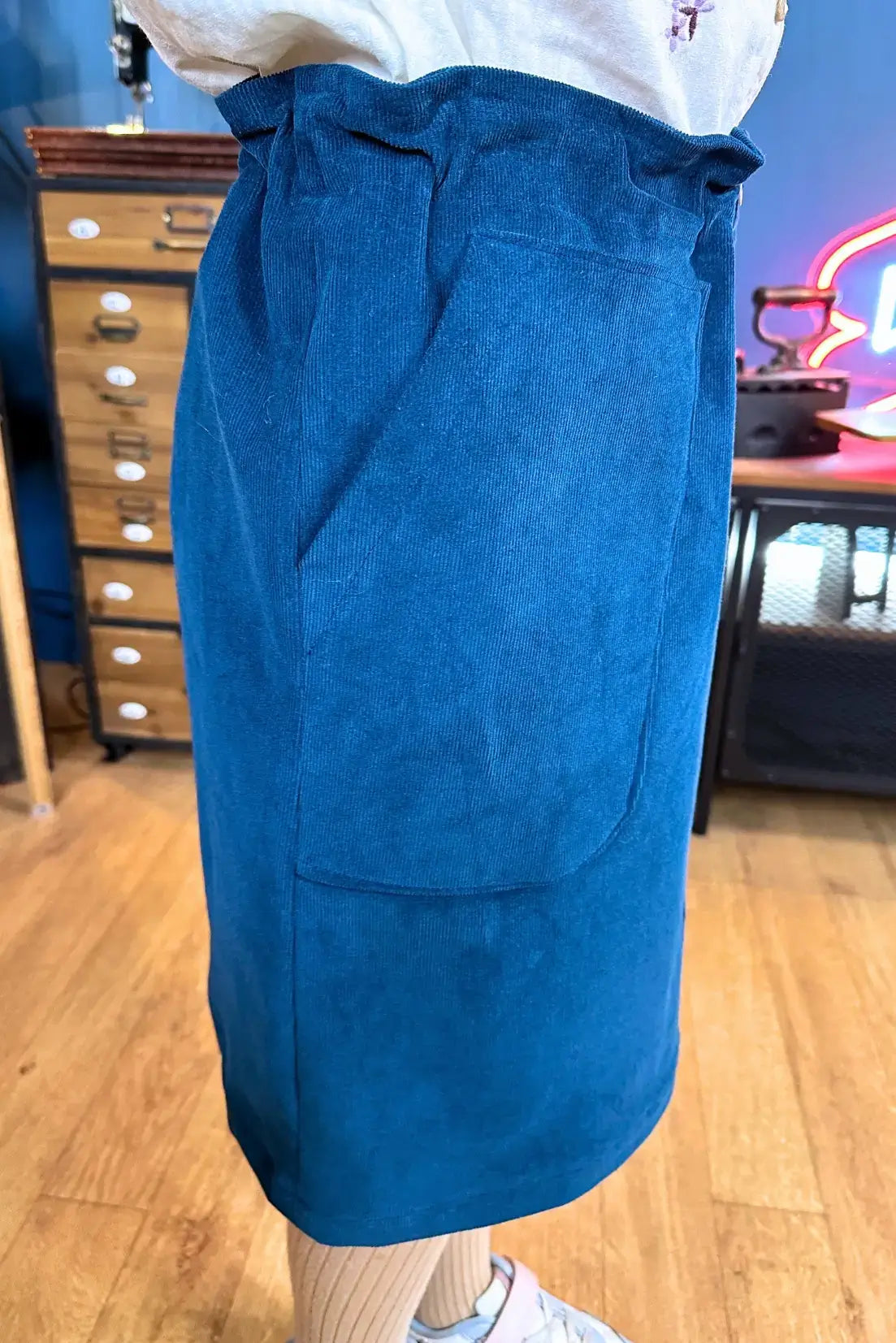 Vue latérale de La Jupe Chabichou en 11 tailles, patron de couture PDF à télécharger, bleu, avec une grande poche latérale.