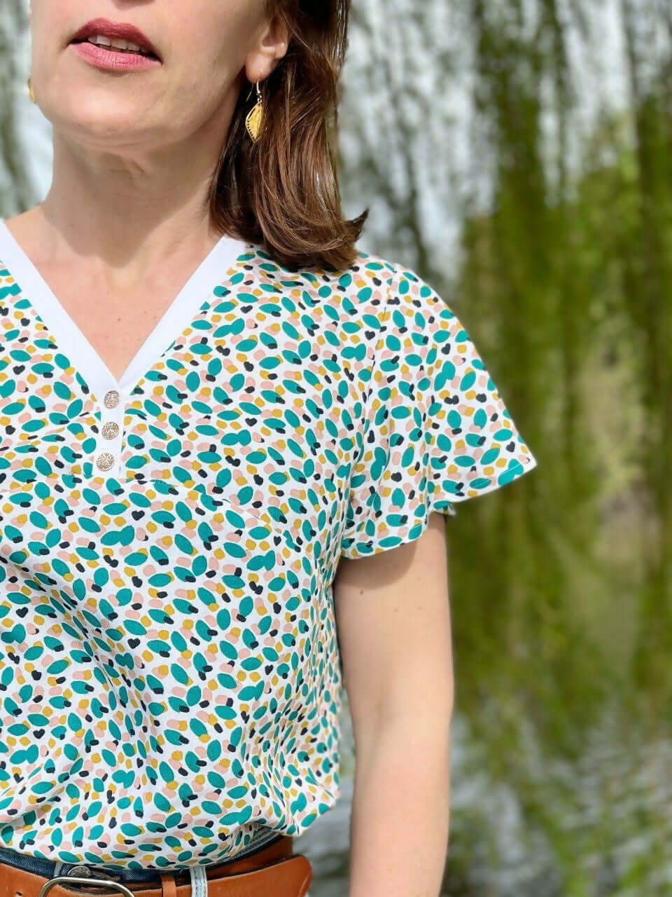 La blouse COLYNE du 34 au 48, blouse originale sport chic avec décolleté en V et boutons, patron de couture pdf à télécharger.