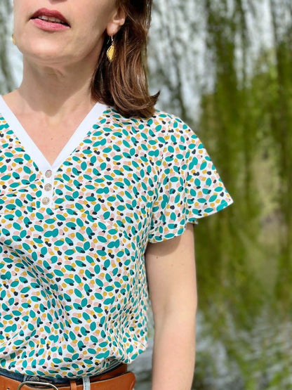 La blouse COLYNE du 34 au 48, blouse originale sport chic avec décolleté en V et boutons, patron de couture pdf à télécharger.