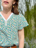 La blouse COLYNE du 34 au 48, blouse originale sport chic avec décolleté en V et boutons, patron de couture pdf à télécharger.