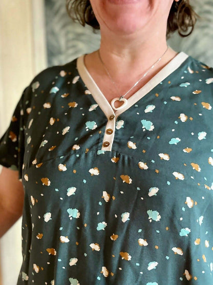 La blouse COLYNE du 34 au 48, blouse sport chic, encolure en maille et décolleté en V, patron de couture pdf à télécharger.