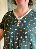 La blouse COLYNE du 34 au 48, blouse sport chic, encolure en maille et décolleté en V, patron de couture pdf à télécharger.