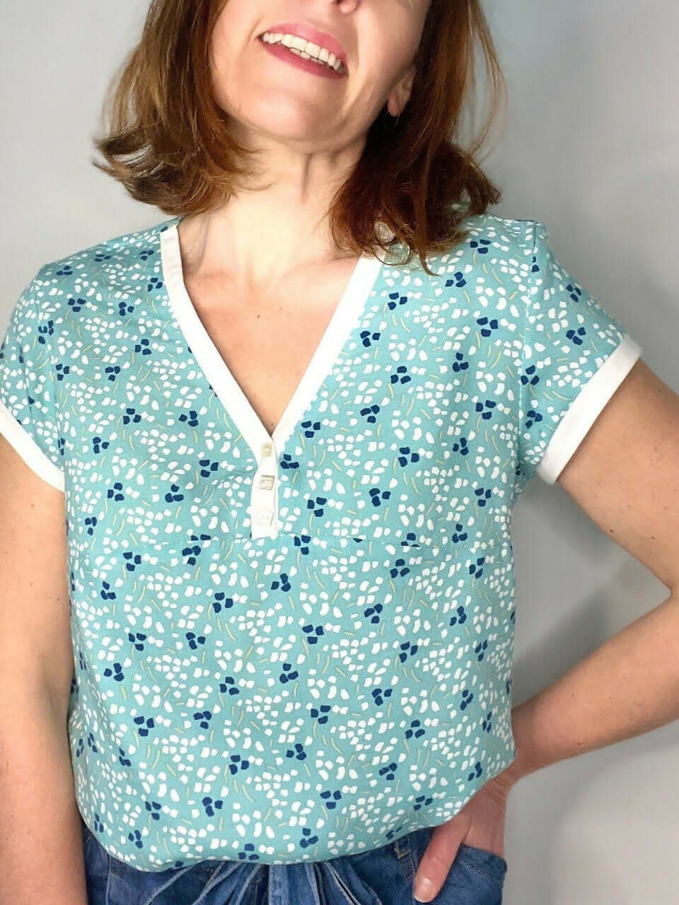 La blouse COLYNE du 34 au 48 en matière légère avec encolure V, patron de couture pdf à télécharger.