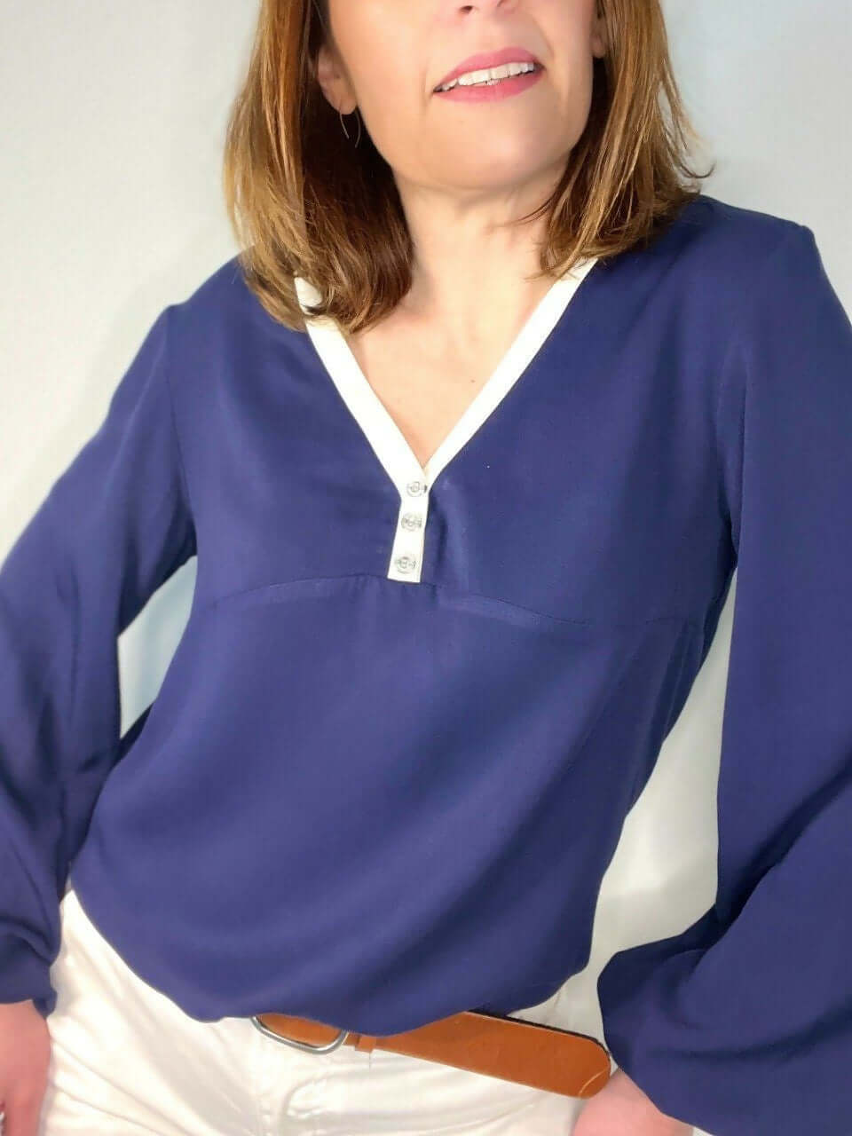 La blouse COLYNE du 34 au 48, élégante avec encolure V et manches bouffantes, patron de couture pdf à télécharger.