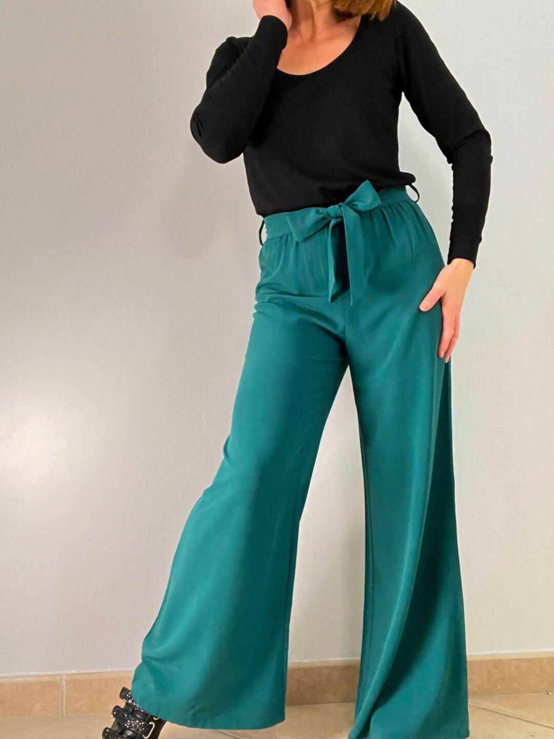 Tenue présentée avec La combi Blend Du 32 au 52, patron de couture pdf à télécharger, combinant haut en jersey et bas fluide.