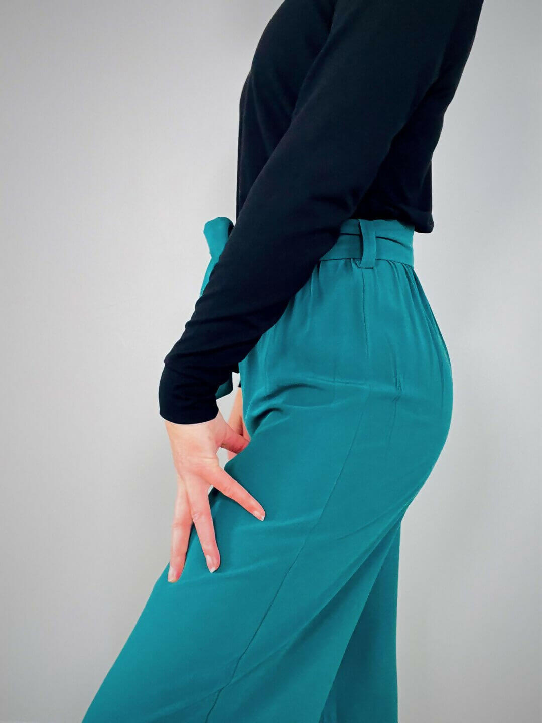 La combi Blend Du 32 au 52, patron de couture pdf à télécharger, élégance et confort d'un bas en tissu tissé vert.