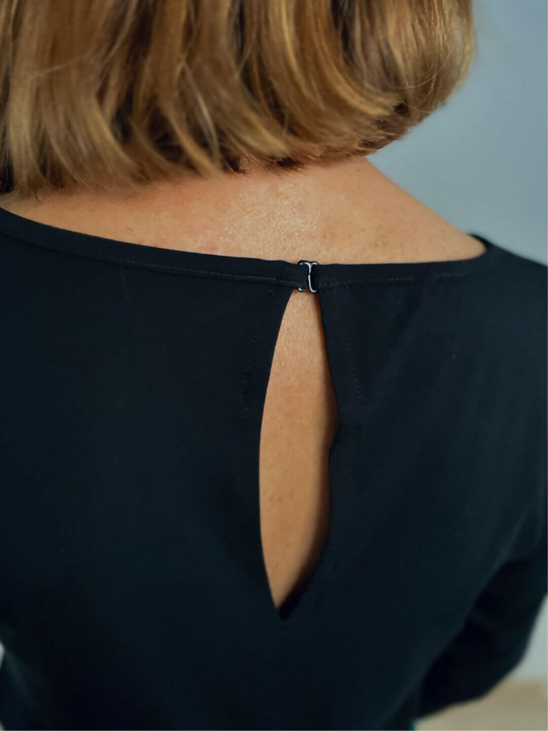 Vue arrière de La combi Blend Du 32 au 52 montrant le dos en jersey avec fermeture, patron de couture pdf à télécharger.