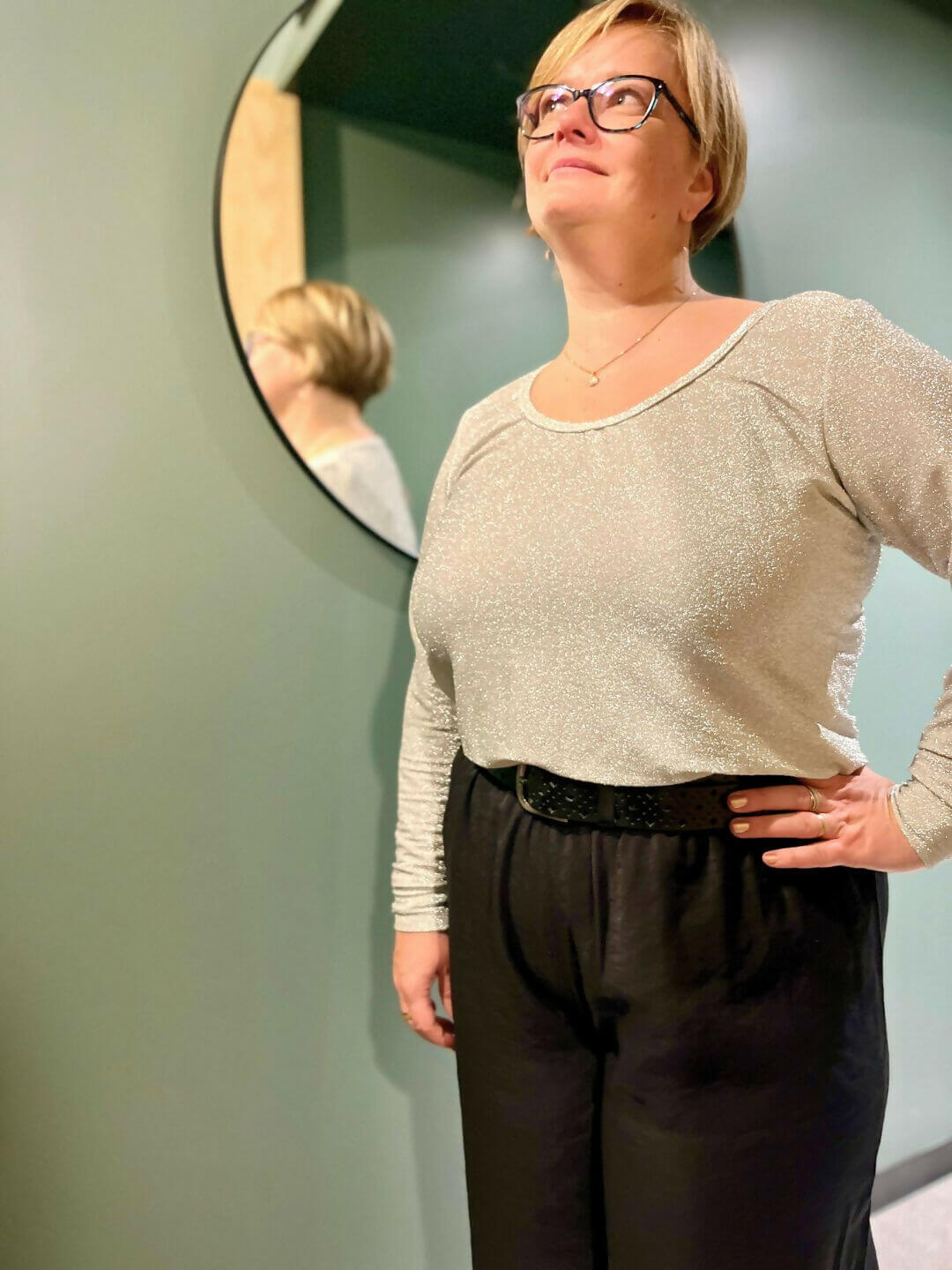 Femme portant La combi Blend Du 32 au 52, patron de couture pdf à télécharger, combinant un haut en jersey et un bas en tissu tissé fluide.