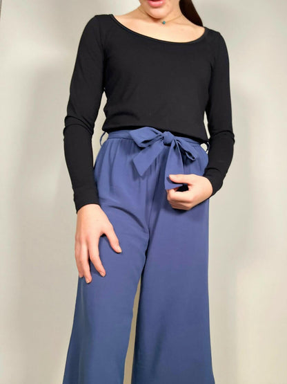 La combi Blend Du 32 au 52, patron de couture pdf à télécharger, élégante combi avec haut en jersey noir et pantalon tissé bleu.