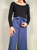 La combi Blend Du 32 au 52, patron de couture pdf à télécharger, élégante combi avec haut en jersey noir et pantalon tissé bleu.