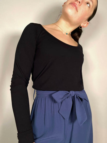 Modèle portant La combi Blend Du 32 au 52, patron de couture pdf à télécharger, avec haut noir et bas bleu fluide.