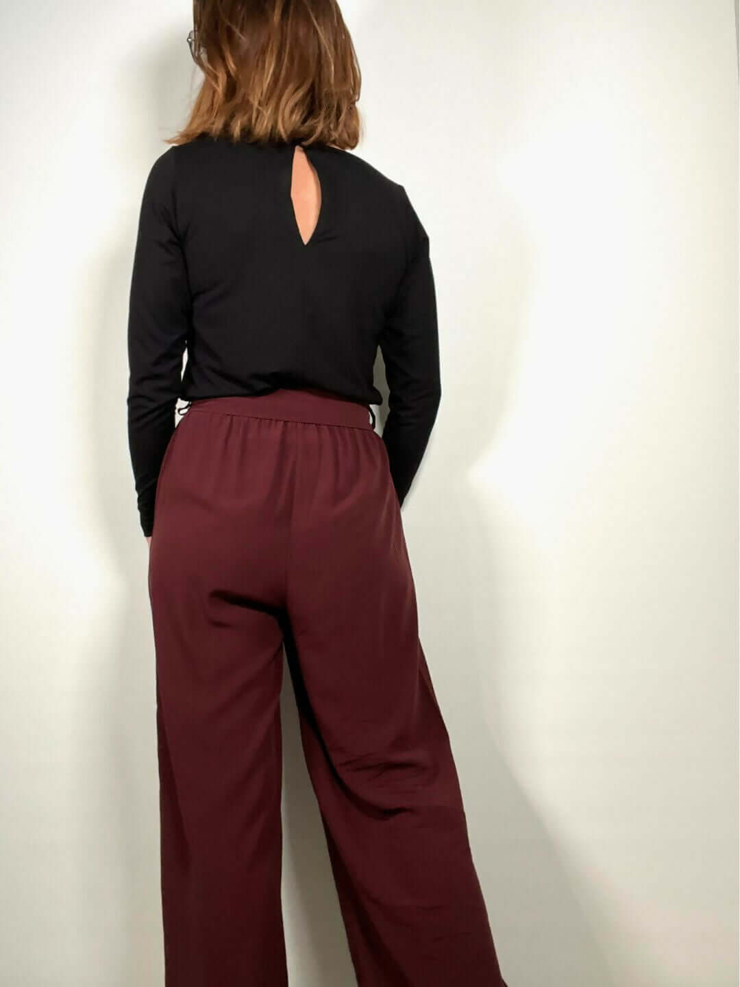 Vue arrière de La combi Blend Du 32 au 52, patron de couture pdf à télécharger, avec haut en jersey et bas fluide.