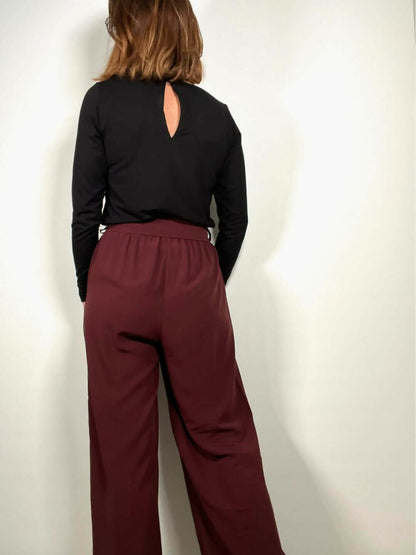 Vue arrière de La combi Blend Du 32 au 52, patron de couture pdf à télécharger, avec haut en jersey et bas fluide.