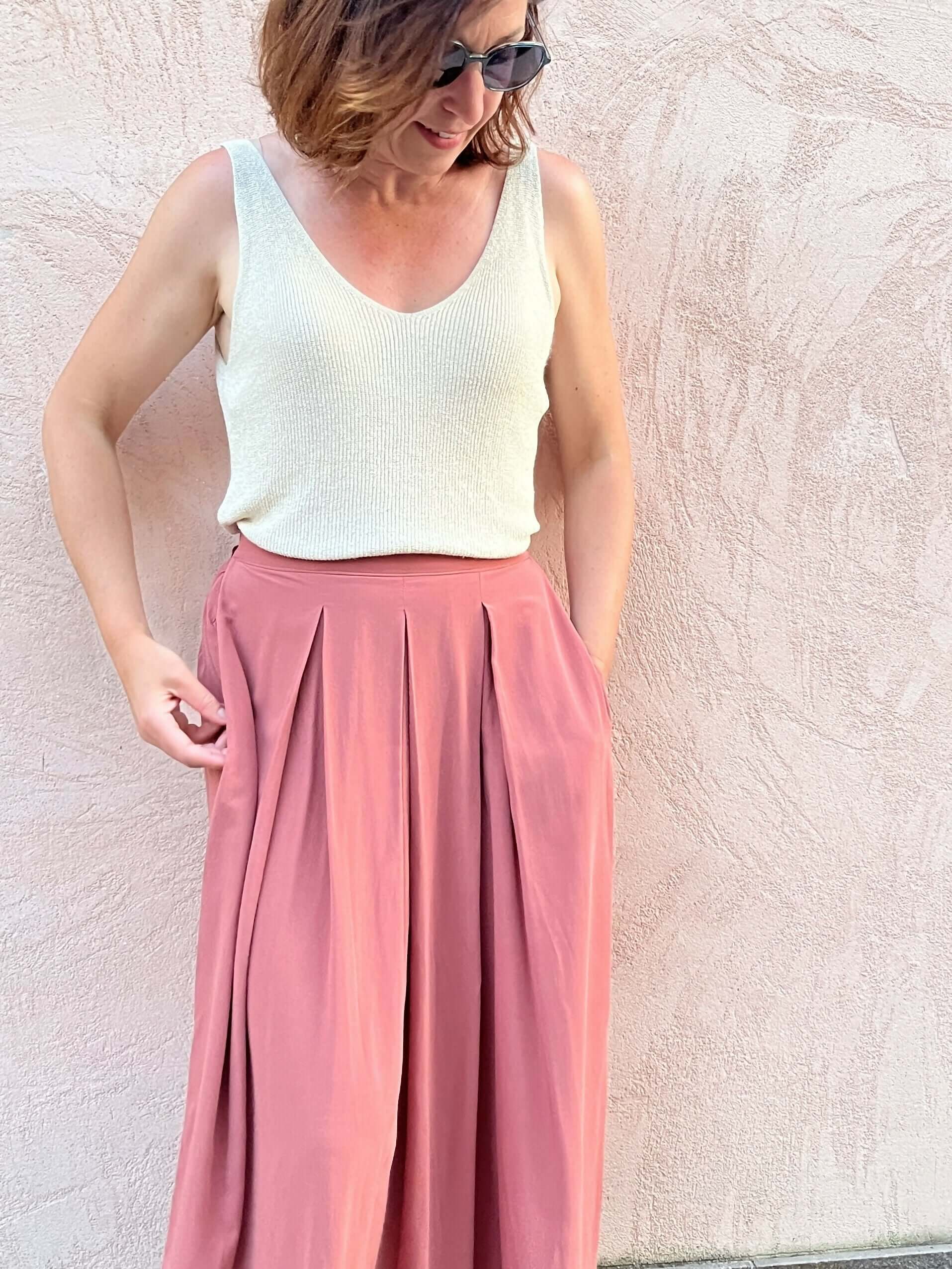 Femme portant la jupe EOLYA du 32 au 52, élégante avec plis creux, patron de couture pdf à télécharger.