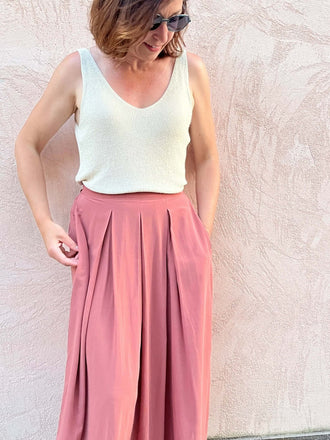 Femme portant la jupe EOLYA du 32 au 52, élégante avec plis creux, patron de couture pdf à télécharger.