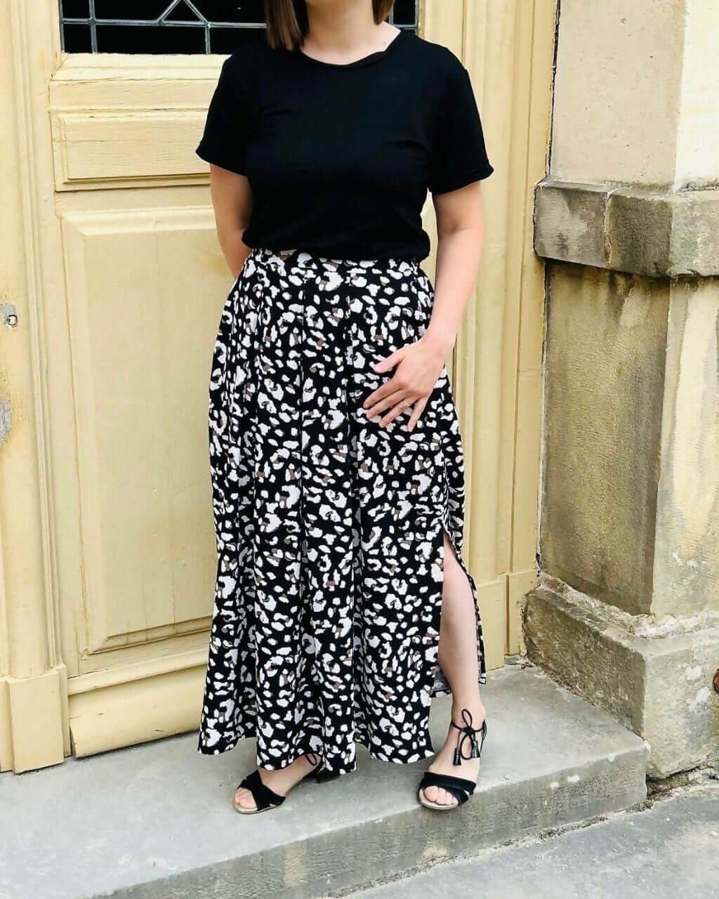 Femme portant la jupe EOLYA du 32 au 52, jupe longue fluide, patron de couture pdf à télécharger avec fente latérale et plis élégants.