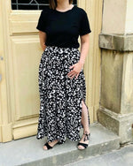 Femme portant la jupe EOLYA du 32 au 52, jupe longue fluide, patron de couture pdf à télécharger avec fente latérale et plis élégants.