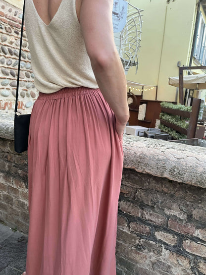 Femme portant La jupe EOLYA du 32 au 52, patron de couture pdf à télécharger, vue de dos avec ceinture élastiquée et tissu fluide.