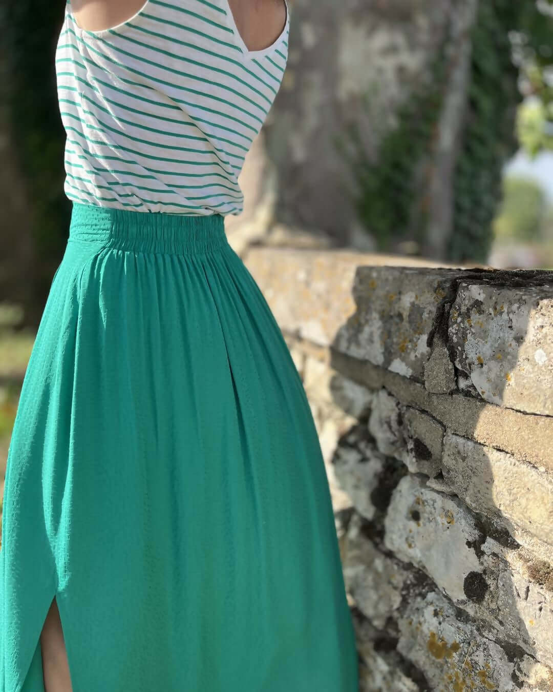 La jupe EOLYA du 32 au 52 en vert, patron de couture PDF à télécharger, avec ceinture froncée et fente latérale élégante.