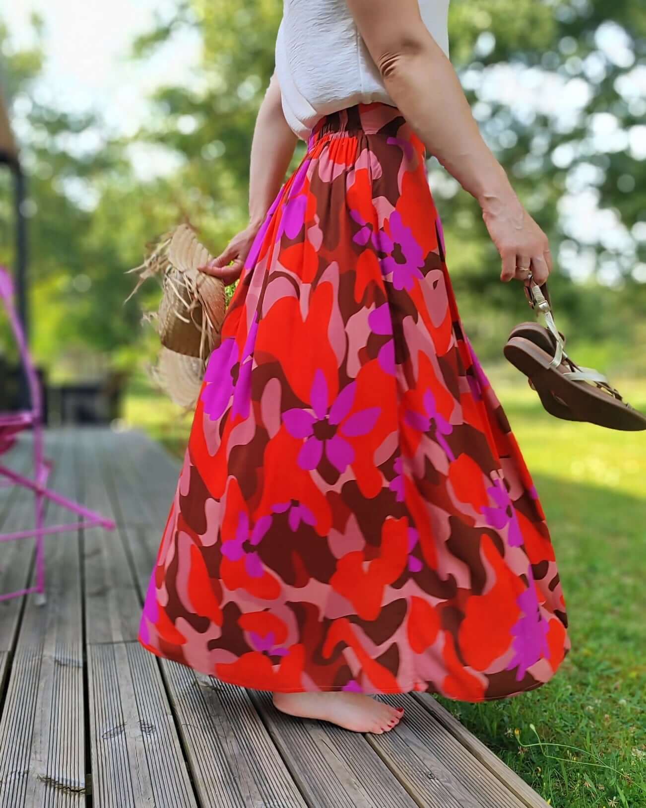 La jupe EOLYA du 32 au 52, patron de couture pdf à télécharger, montre l'élégance et le confort avec une fente subtile et des poches optionnelles.