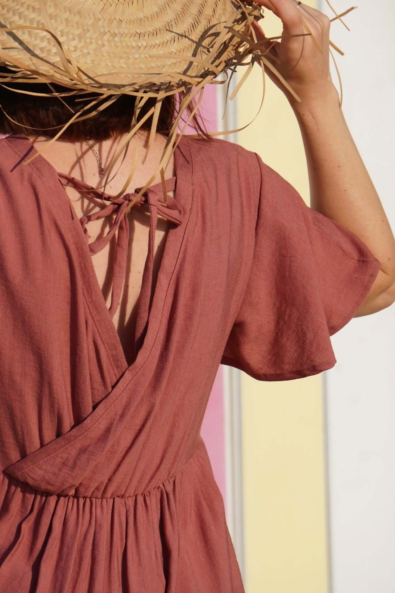 La robe (ou blouse) Sorelle du 32 au 52, vue arrière avec détail croisé et manches papillon.