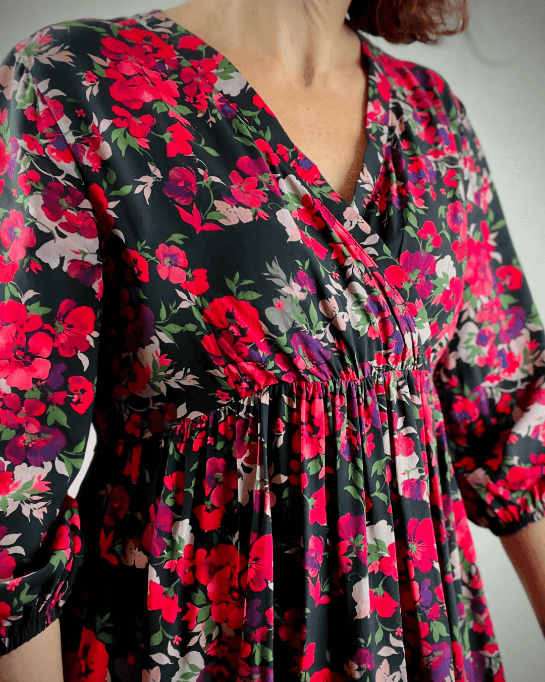 La robe (ou blouse) Sorelle du 32 au 52, mettant en avant un design floral élégant et féminin.