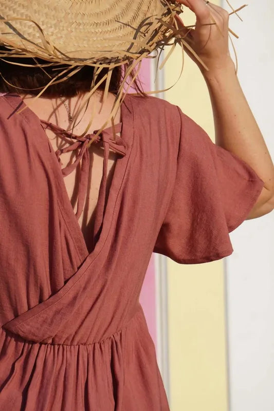 La robe (ou blouse) Sorelle du 32 au 52, vue arrière avec détail croisé et manches papillon.