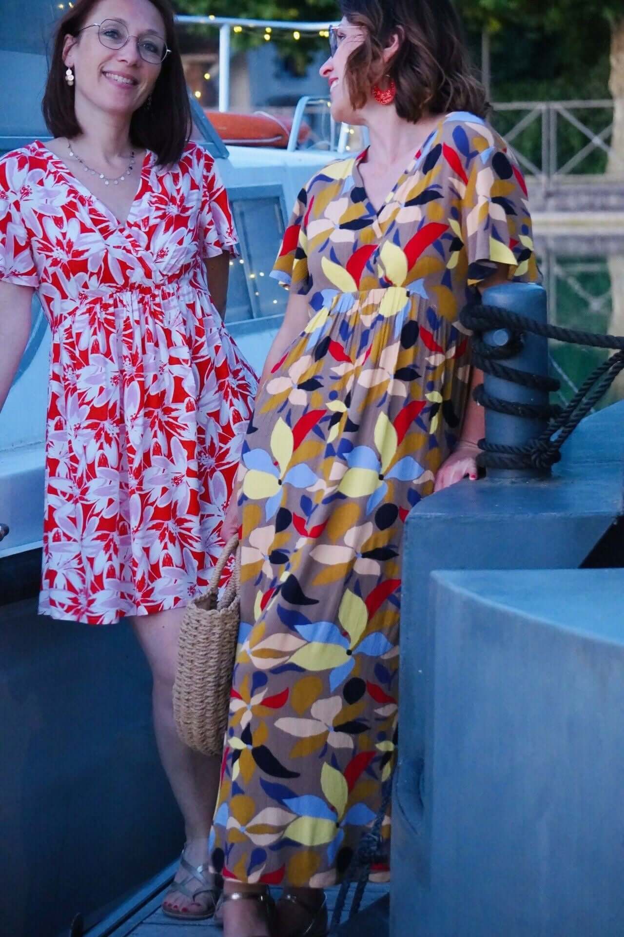 La robe (ou blouse) Sorelle du 32 au 52 présentée par deux modèles aux dessins colorés.