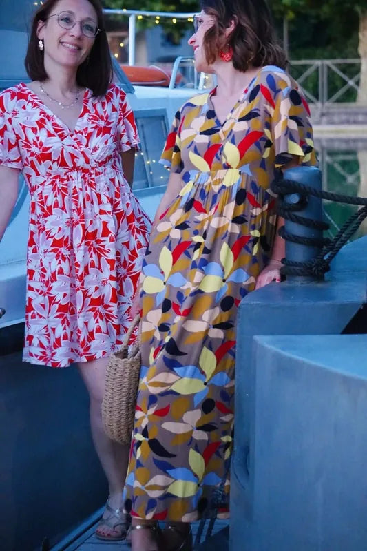 La robe (ou blouse) Sorelle du 32 au 52 présentée par deux modèles aux dessins colorés.