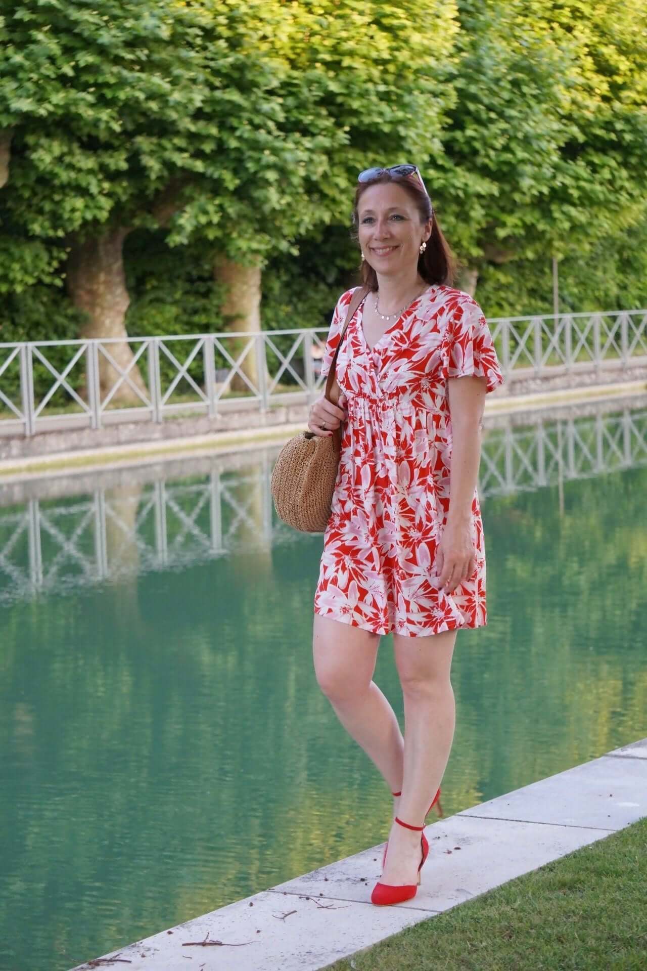 Modèle de La robe (ou blouse) Sorelle du 32 au 52, robe à manches papillon au bord d'un canal.