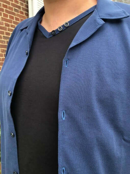 La (sur)chemise Cool du 38 au 54 portée avec un t-shirt noir, style décontracté.