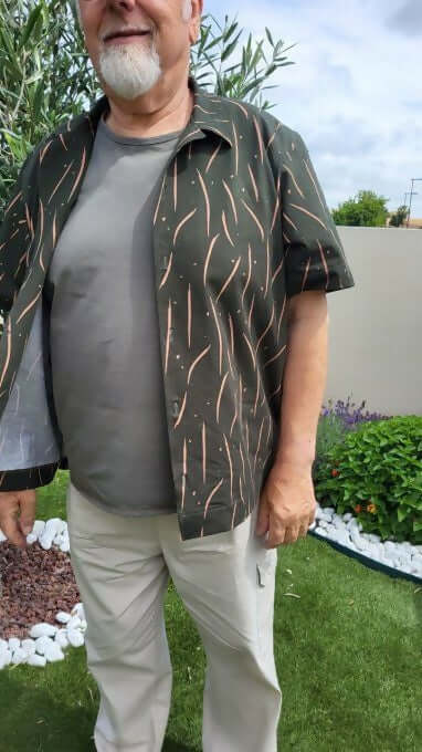 La (sur)chemise Cool du 38 au 54 portée par un homme avec un style décontracté et tendance, parfaite pour toutes occasions.