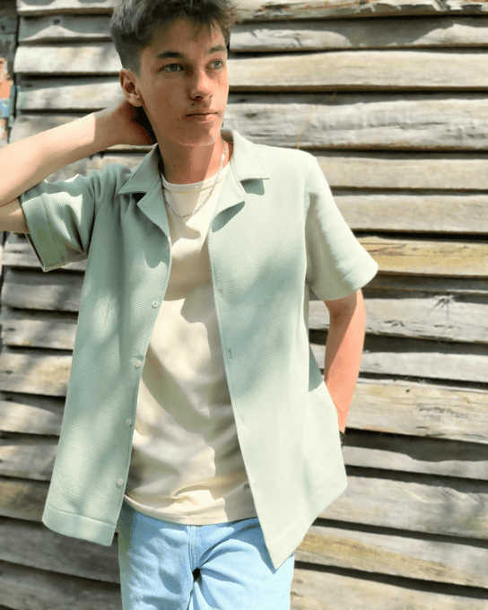 La (sur)chemise Cool du 38 au 54 portée par un homme, offrant un style décontracté et tendance.