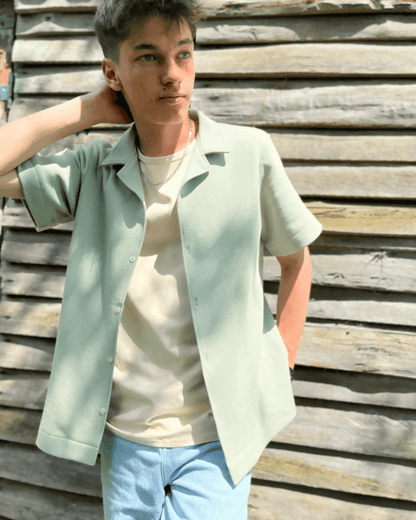 La (sur)chemise Cool du 38 au 54 portée par un homme, offrant un style décontracté et tendance.