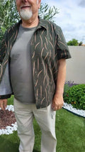 La (sur)chemise Cool du 38 au 54 portée par un homme avec un style décontracté et tendance, parfaite pour toutes occasions.