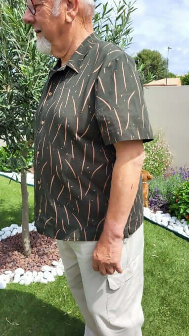 Un homme portant La (sur)chemise Cool du 38 au 54, stylée et confortable, parfaite pour un look décontracté.