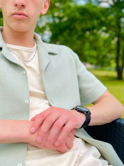Homme portant La (sur)chemise Cool du 38 au 54, style décontracté avec ceinture en jersey pour un look polyvalent.