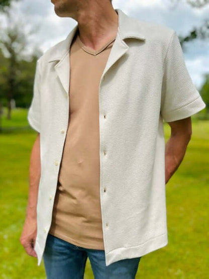 Homme portant La (sur)chemise Cool du 38 au 54, style décontracté, entre jardin et mode.