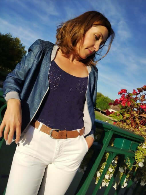 La veste BLOOMY du 34 au 46 portée avec un top et un jean, idéale pour un look original et féminin.