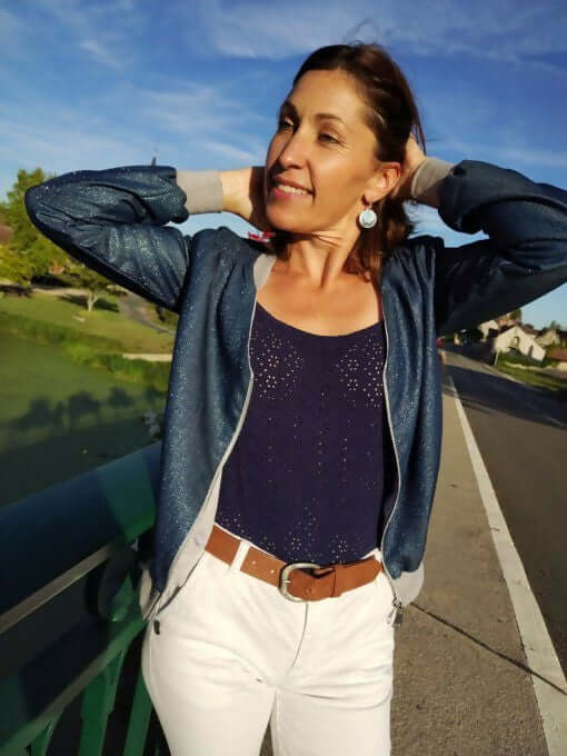 La veste BLOOMY du 34 au 46 portée avec style sur un top et un jean, idéale pour un look sportswear et féminin.