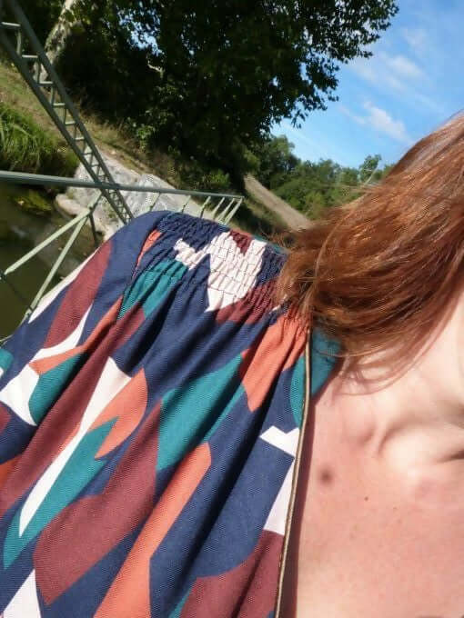 La veste BLOOMY du 34 au 46 avec smocks et encolure en V, idéale pour un look féminin et original.