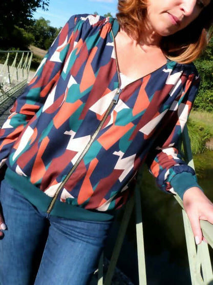 La veste BLOOMY du 34 au 46 portée avec un t-shirt et un jean, style sportswear et encolure en V.