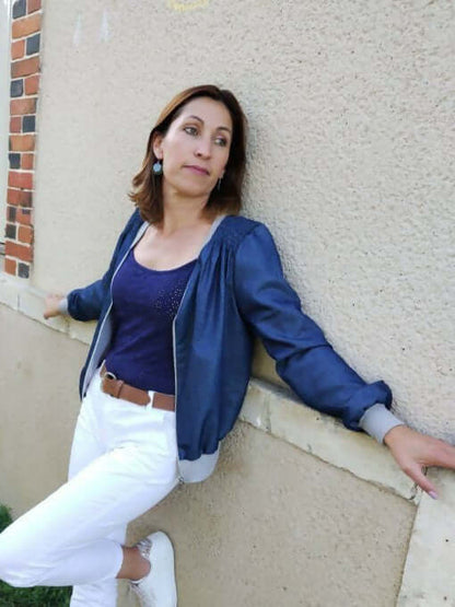 Une femme portant La veste BLOOMY du 34 au 46, une pièce élégante et féminine avec un style sportswear.