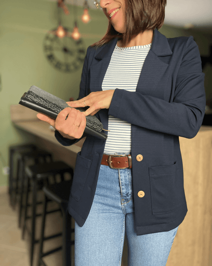 Une femme portant La veste Lory du 32 au 52, moderne et chic, avec une pochette, en jersey et avec col tailleur.